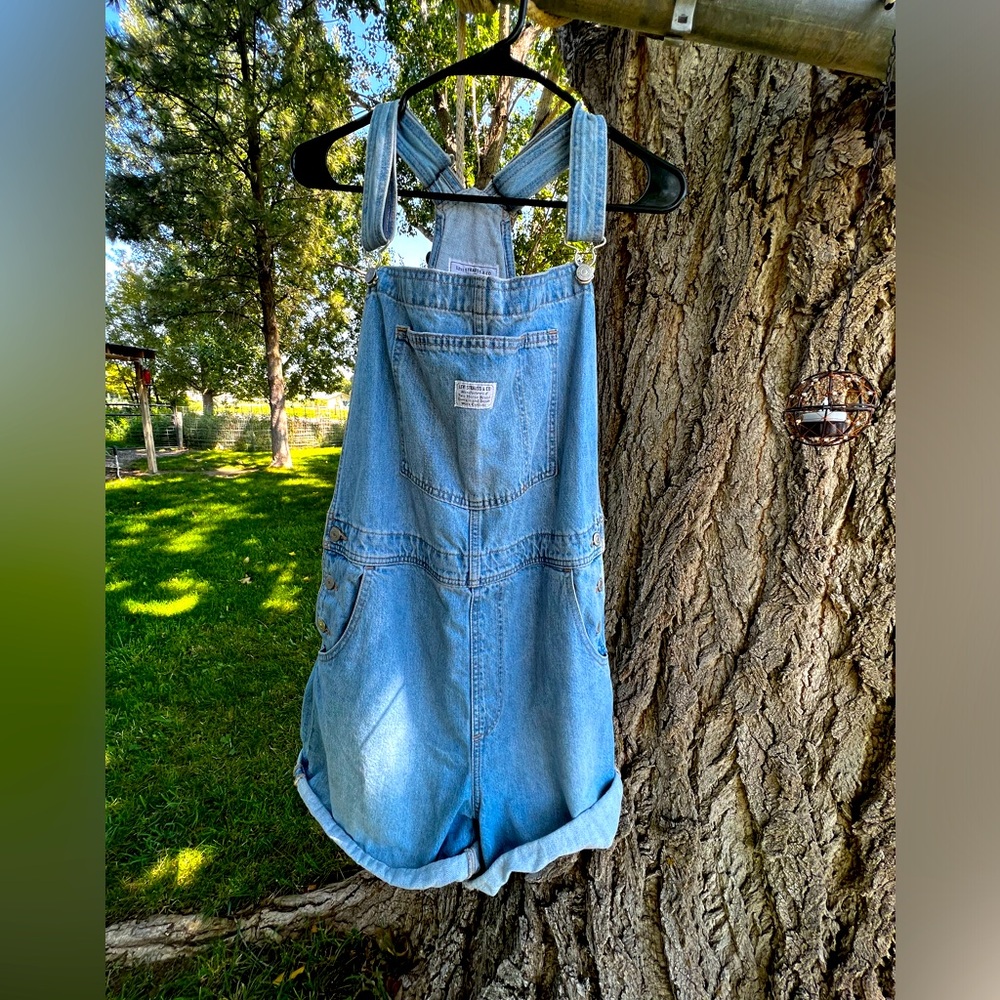 Levi’s Short Overall’s size XL